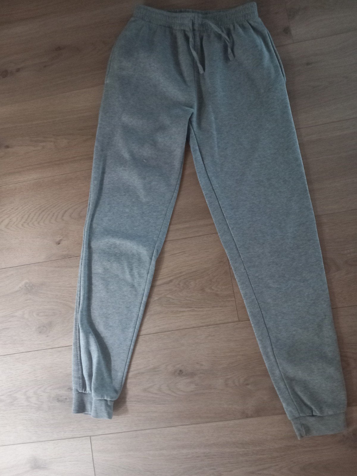 Grijze joggingbroek, Enfants & Bébés, Vêtements enfant | Taille 146, Pantalon, Garçon ou Fille, C&A, Comme neuf