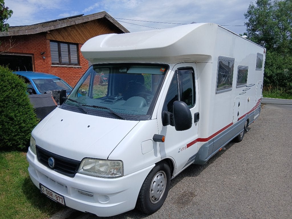 Motorhome HOMECAR FIAT 2.8 JTD, Siège standard, Toilette à cassette, Boîte manuelle, 5 à 6 mètres