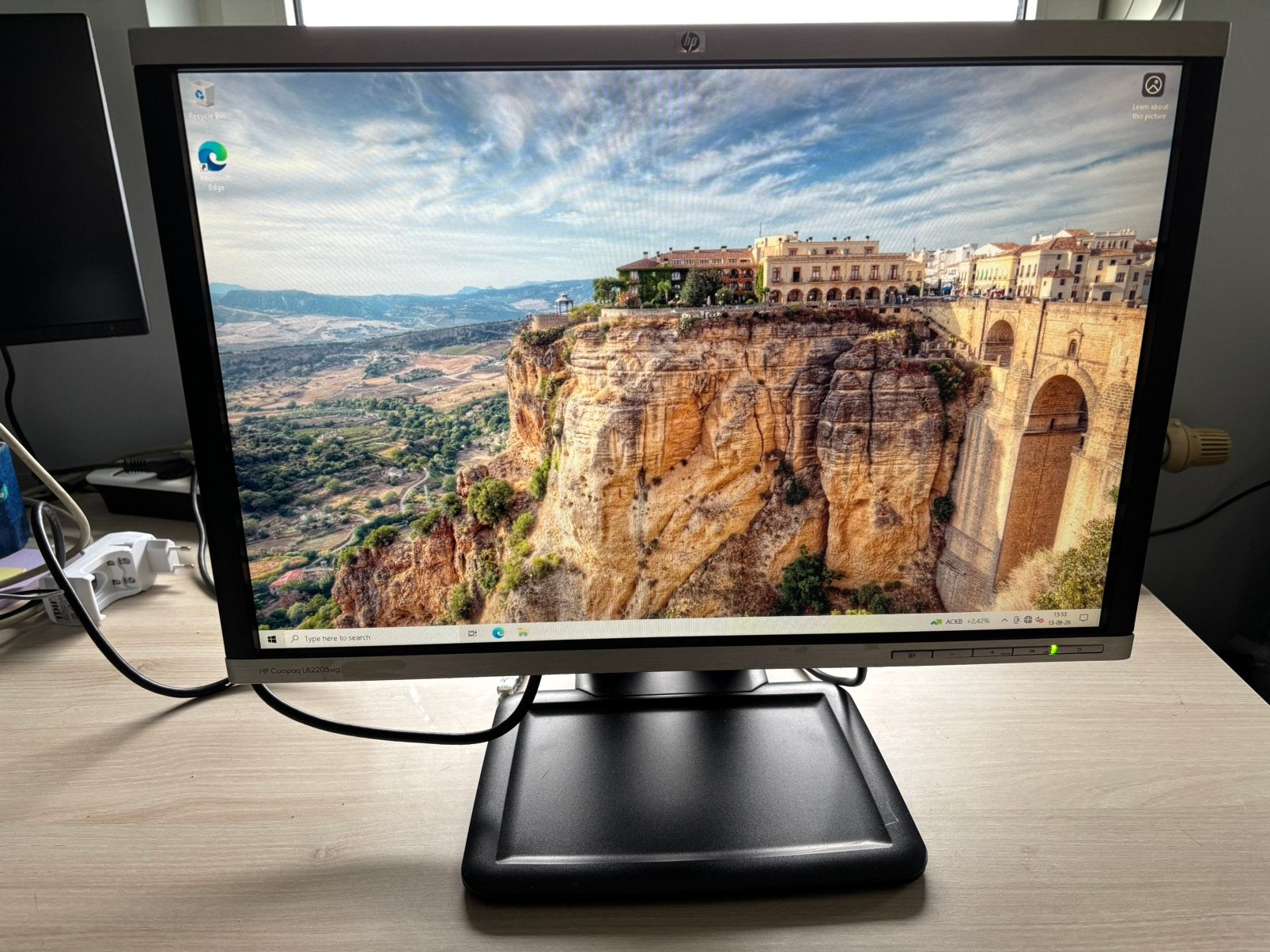 HP Compaq LA2205wg 22-inch monitor met 90° rotatie, Computers en Software, Ophalen, Gebruikt, 3 tot 5 ms, In hoogte verstelbaar