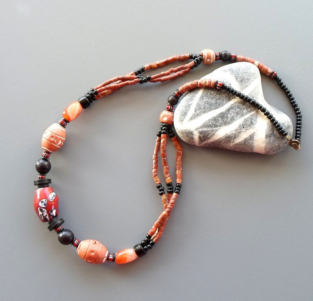 Nieuwe unisex rode en zwarte Afrikaanse etnische ketting, Ophalen of Verzenden, Nieuw, Rood, Steen of Mineraal