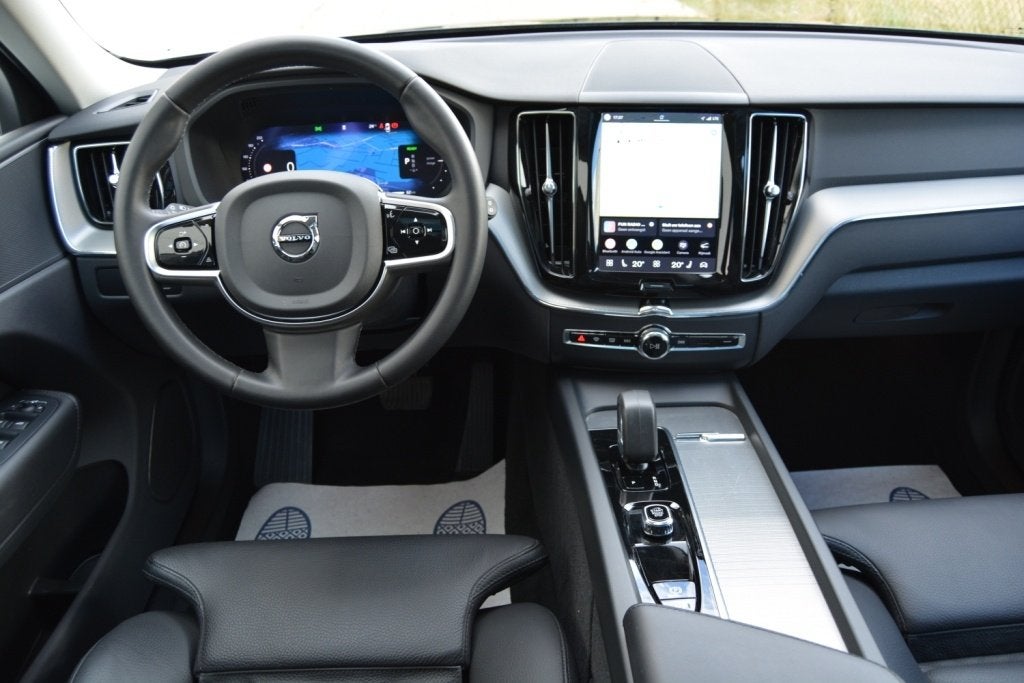 Volvo XC60 T6 350PK PHEV Recharge AWD Ultra dark Pano/2024, Autos, Volvo, Cuir, Achat, Euro 6, Entreprise