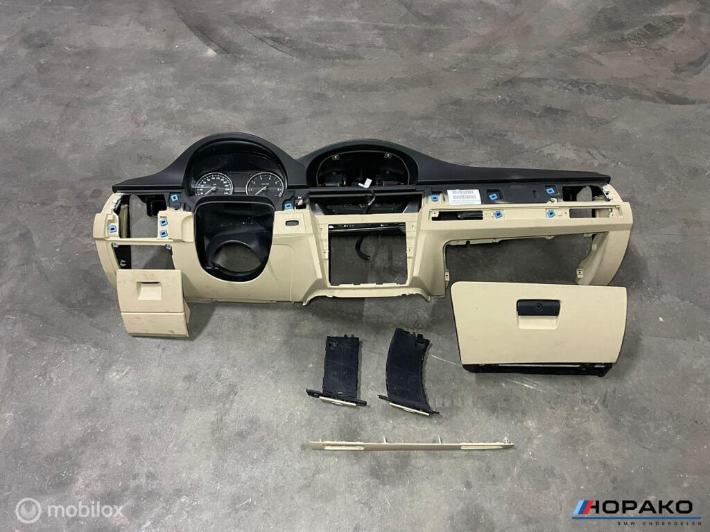 Dashboard + bekerhouders BMW 3 serie E90 E91 E92 E93 | beige, Auto-onderdelen, Gebruikt, Einsteinlaan 5 rijswijk, Bmw, Ophalen of Verzenden