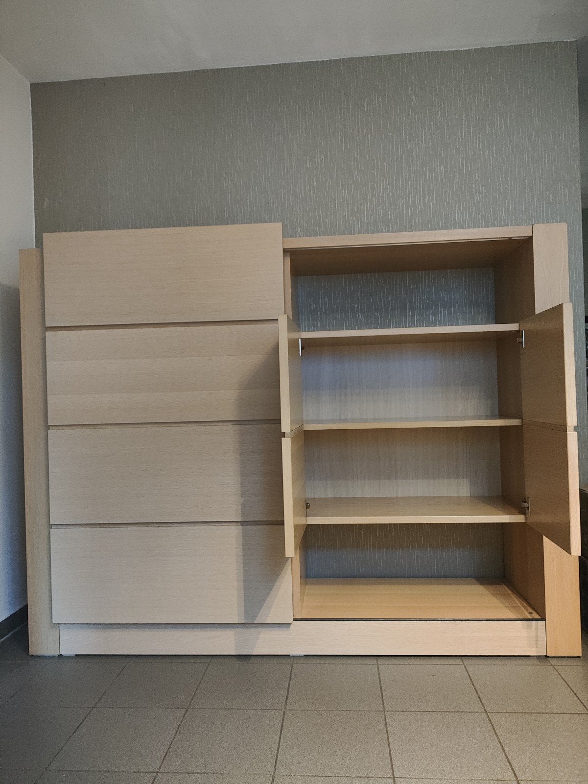Vitrine kast, Enlèvement