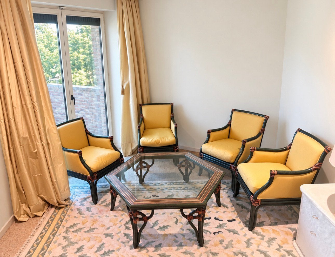 4 sièges avec 6 tables angulaires et tapis, Comme neuf, Bois, Sets de jardin, Enlèvement