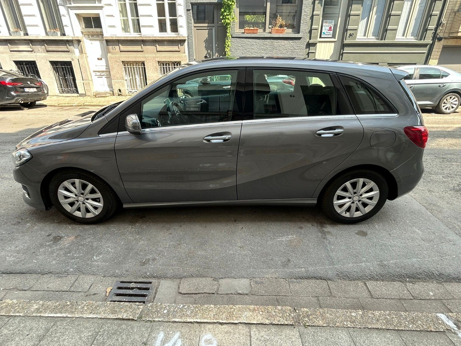 Mercedes Benz B180 2015 avec seulement 55 000 km, de nombreu, Autos, 90 kW, Argent ou Gris, Boîte manuelle, Particulier