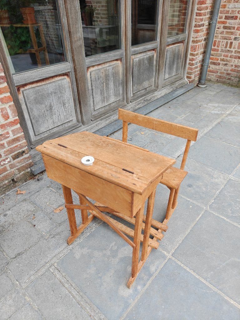 Houten schoolbankje, Ophalen