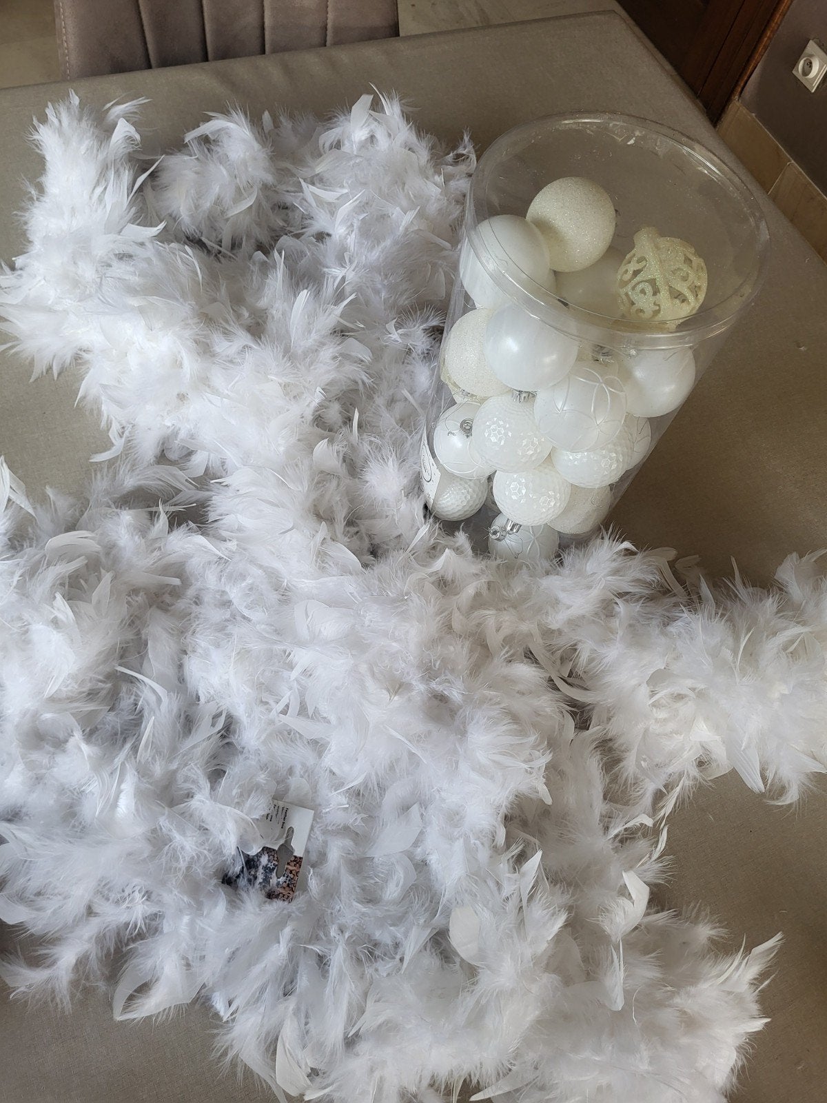 Kerstversiering witte ballen + slingers veren

Afhalen in De, Ophalen