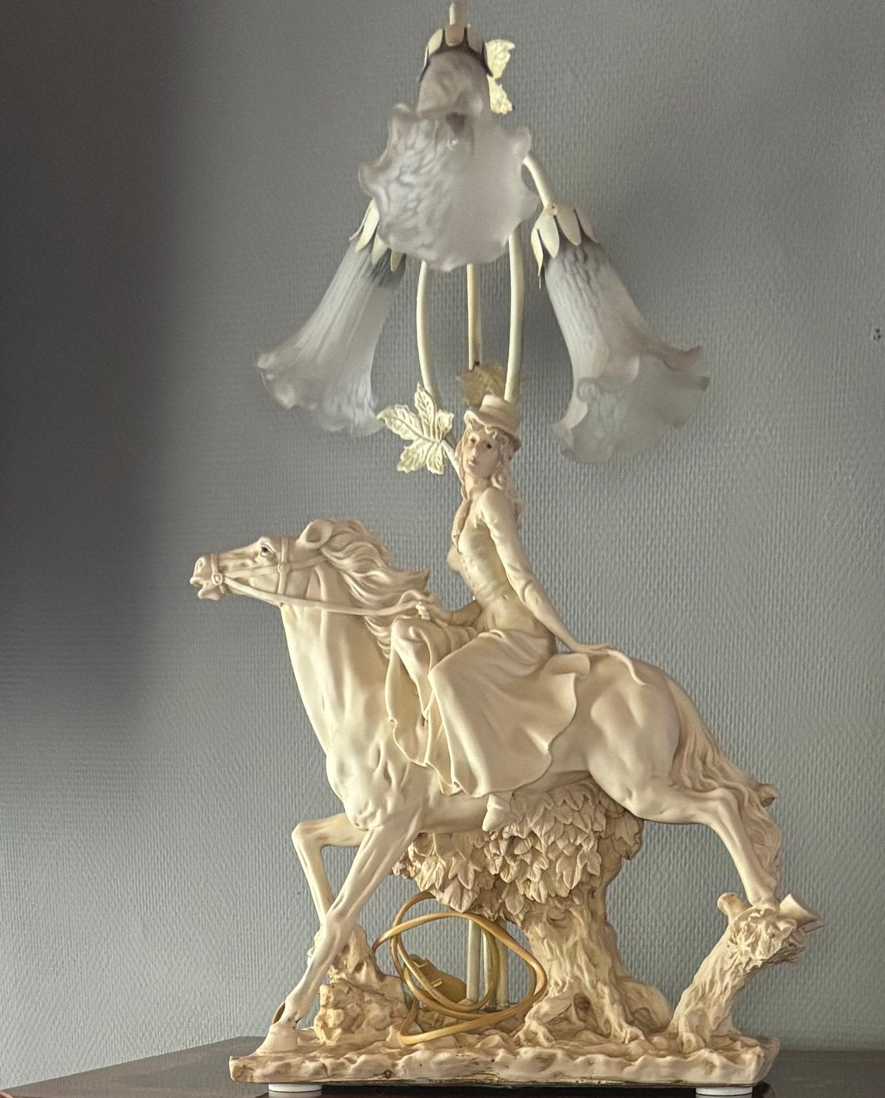 Jolie sculpture femme victorienne sur cheval, Antiquités & Art, Enlèvement