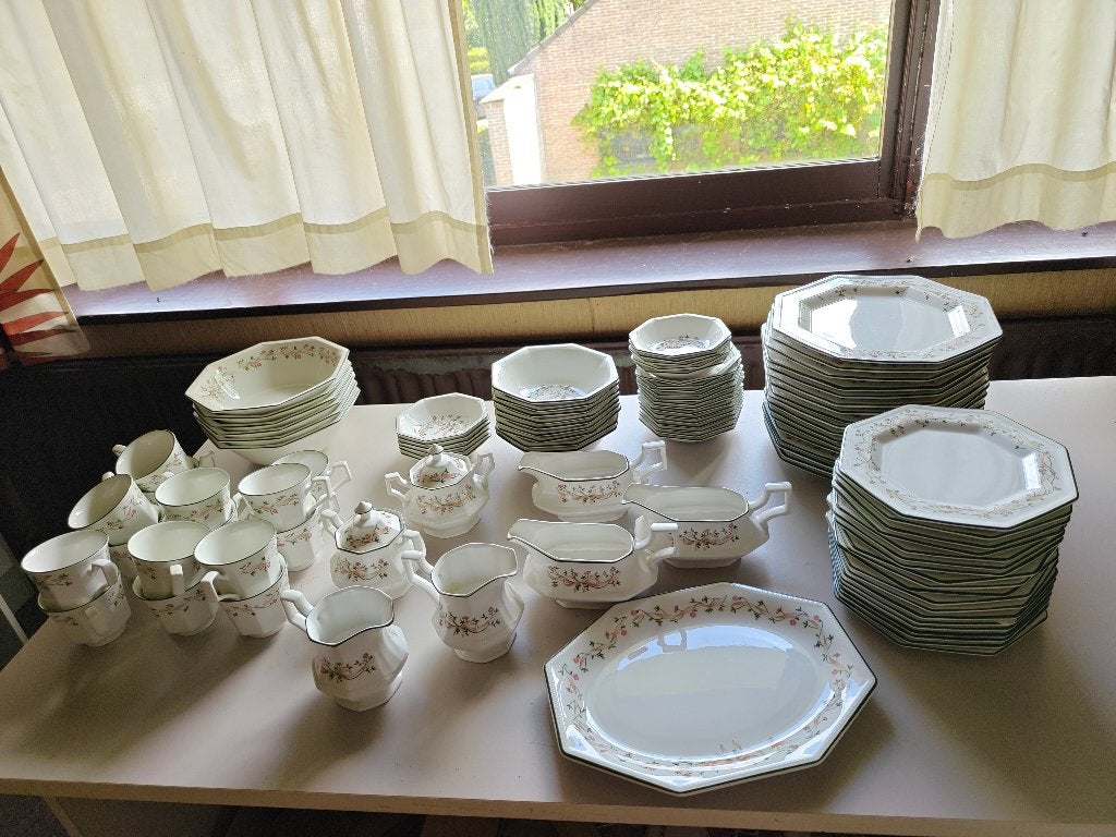 Compleet Johnson Bros "Eternal Beau" servies - England, Antiek en Kunst, Antiek | Servies compleet, Ophalen