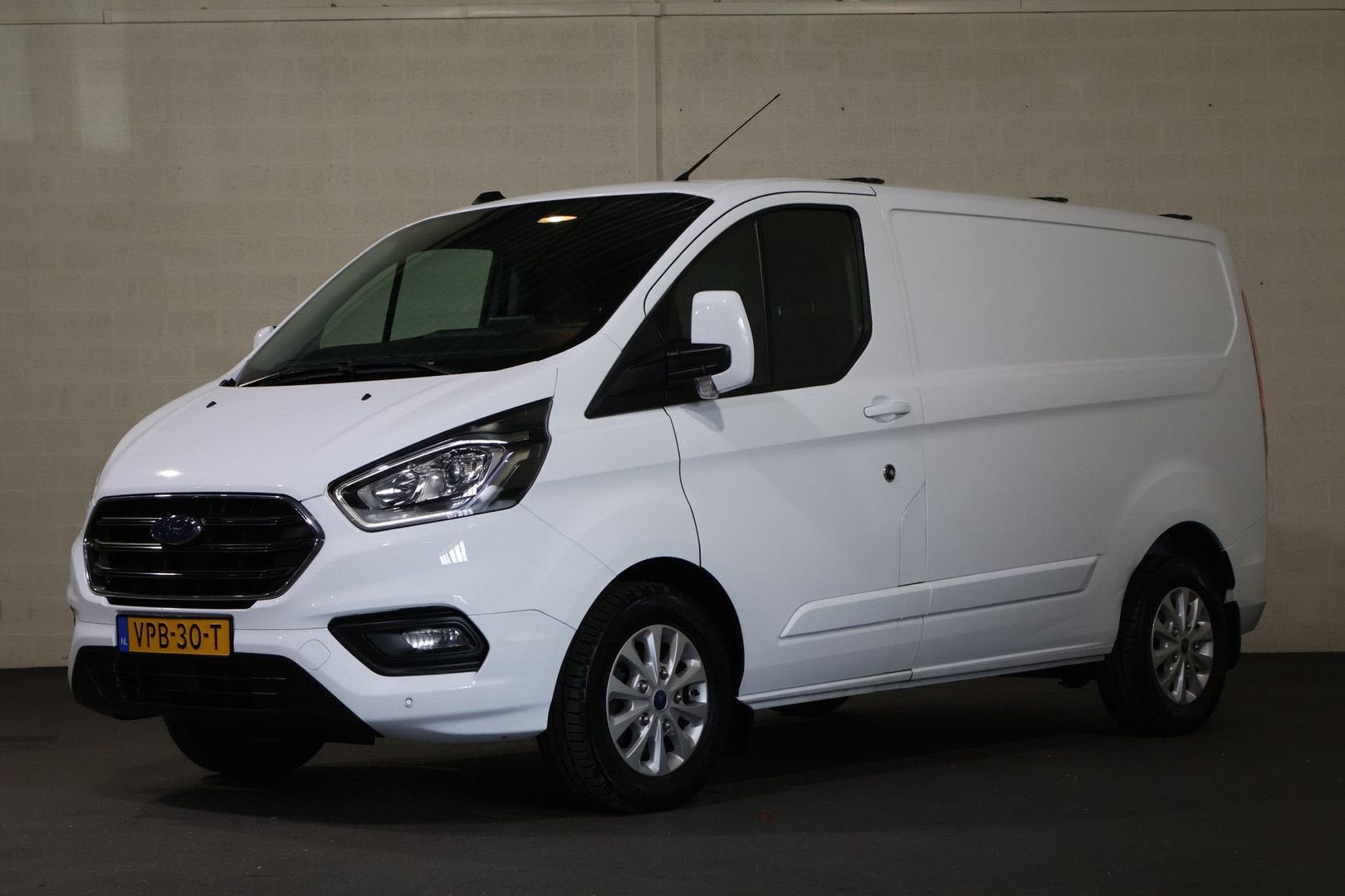 Ford Transit Custom 2.0 TDCI 130pk L1 H1 Limited Automaat, Auto's, Automaat, Wit, 206 g/km, Diesel