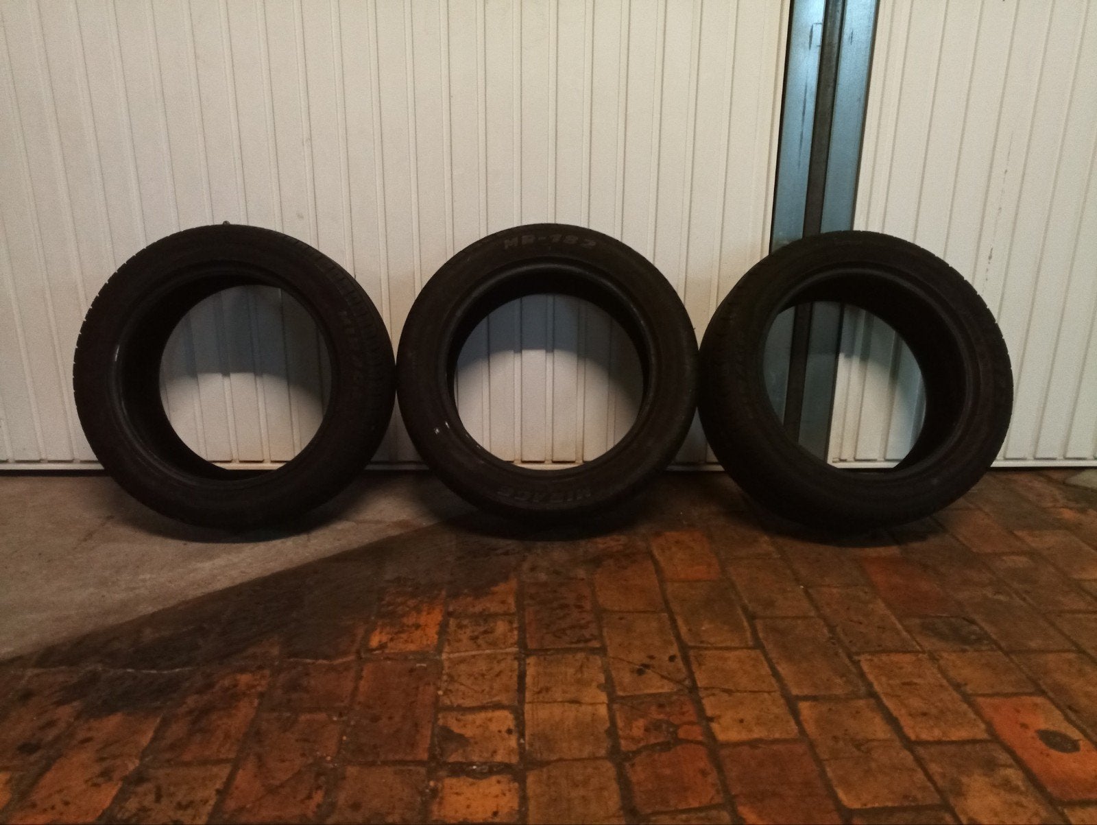 3 banden, merk "Mirage", Ophalen, 18 inch, 235 mm, All Season