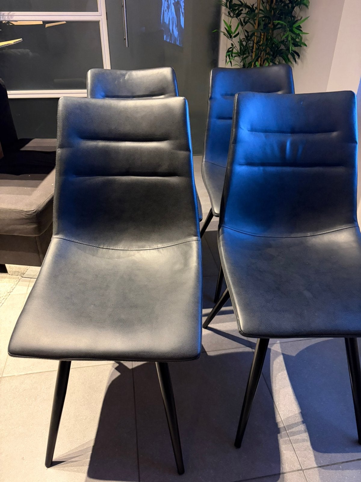 Vier zwarte, lederen stoelen te koop!, Maison & Meubles, Enlèvement, Comme neuf, Noir, Quatre