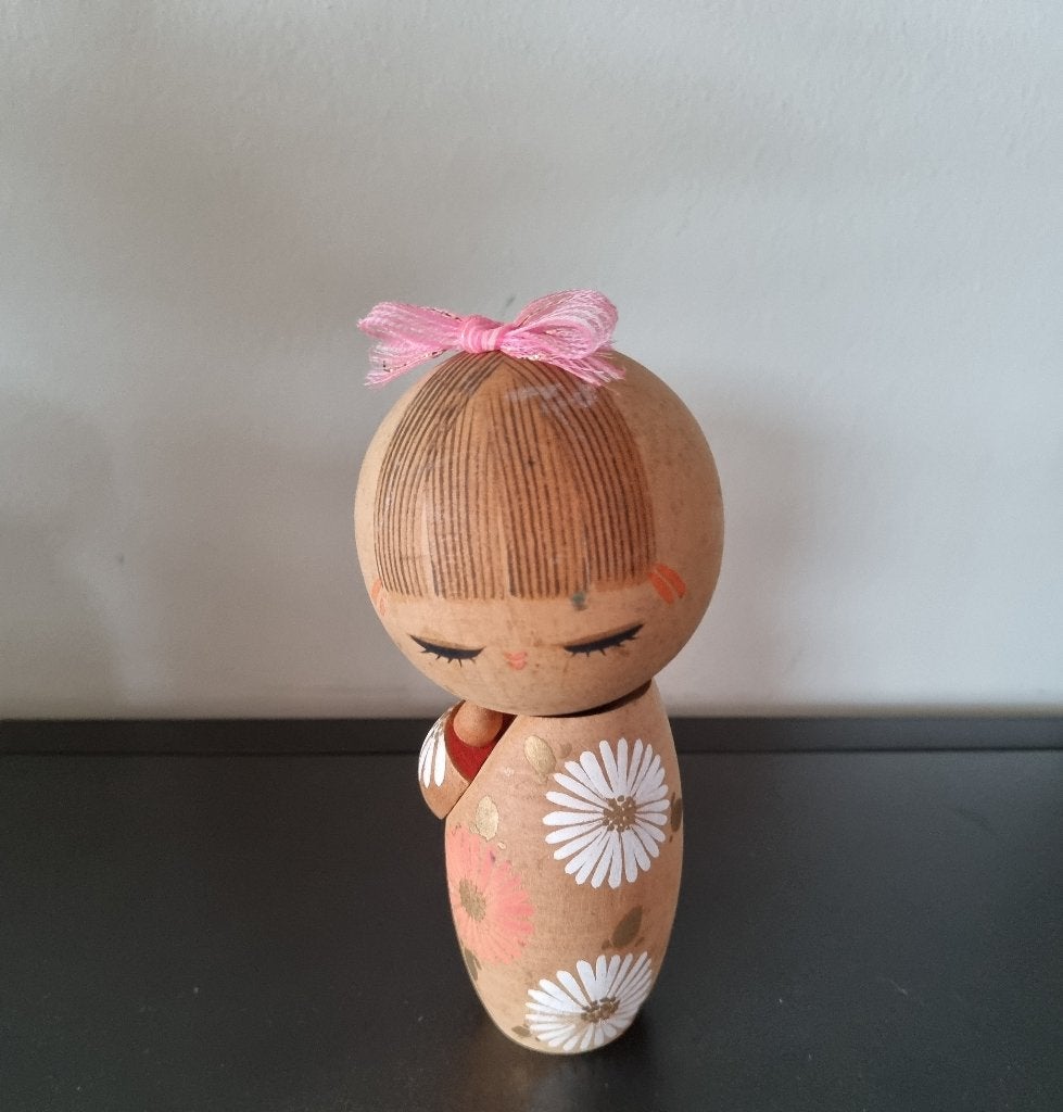 Mooie Hinagiku Kokeshi van Ryoka Aoki (14 cm), Antiek en Kunst, Kunst | Niet-Westerse kunst, Pop, Japan, Hout, Meerkleurig, Geschilderd