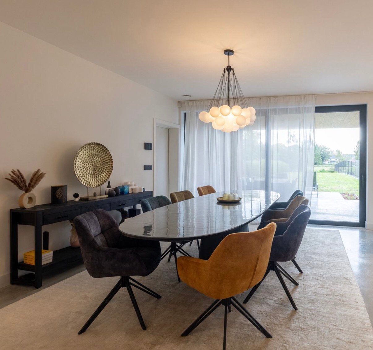 Eettafel zwart mangohout 300cm + 8 stoelen, Huis en Inrichting, Ophalen, Zo goed als nieuw, Ovaal