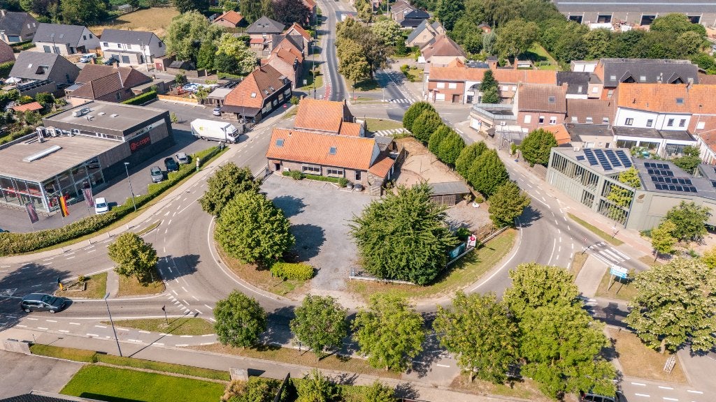 Herontwikkelingssite met bestaand gebouw op 1339 m², Immo, 1000 tot 1500 m², Westrozebeke, Provincie West-Vlaanderen, Woning met bedrijfsruimte