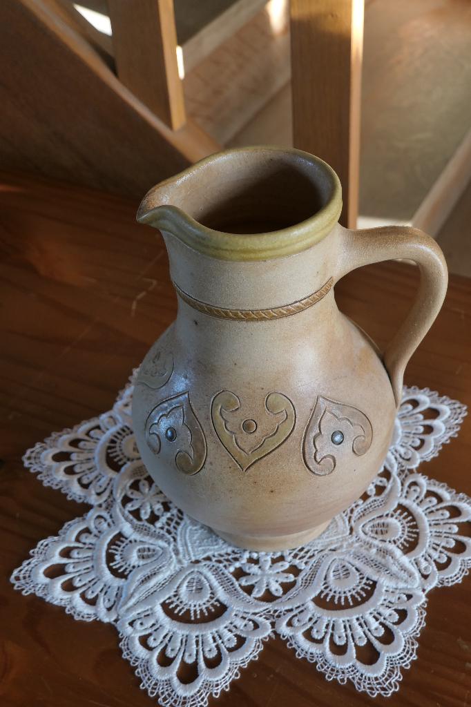 Cruchon beige à motifs DUBOIS  BOUFFIOULX, Ophalen