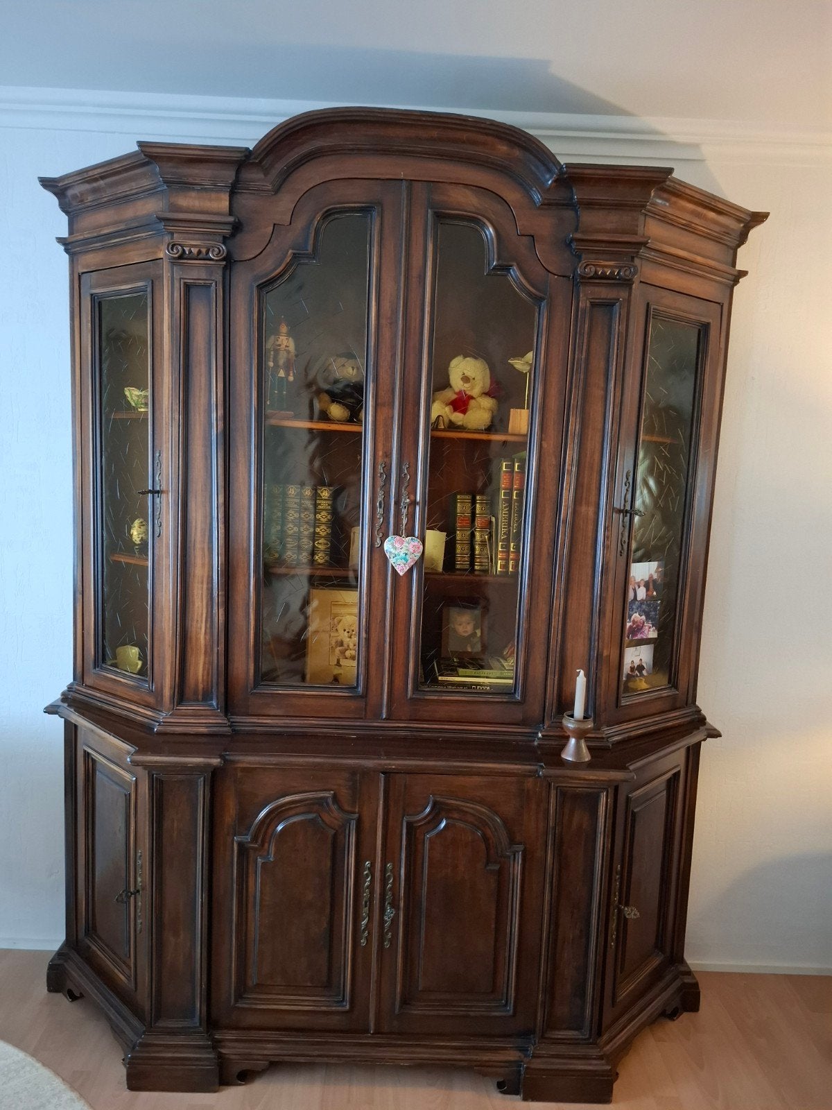 Imposante eikenhouten buffetkast met glazen vitrine – Perfec, Enlèvement