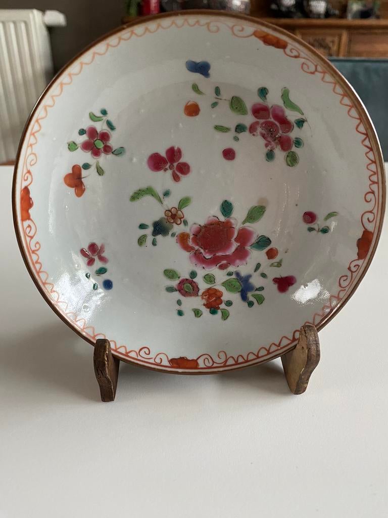 2 Chinese Famille Rose bordjes, Enlèvement