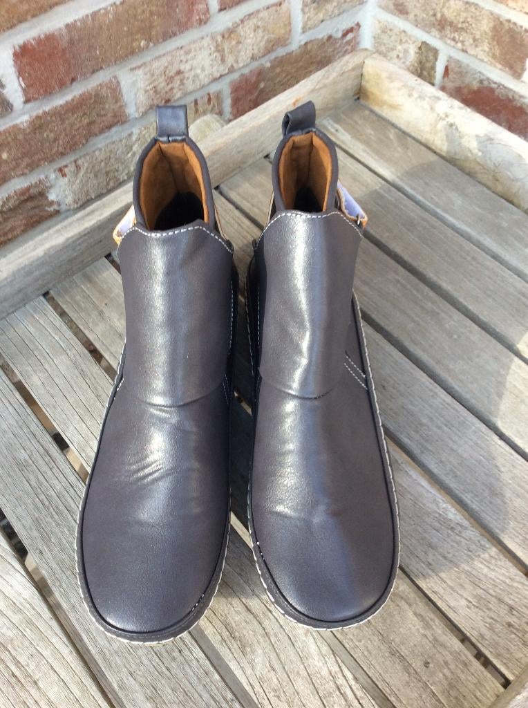NIEUWE ENKELLAARSJES IN LEDER GRIJS MAAT 41, Kleding | Dames, Lage of Enkellaarzen, Nieuw, Ophalen of Verzenden, Grijs