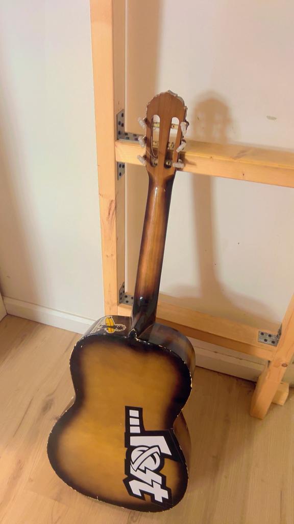 Guitare, Enlèvement, Comme neuf