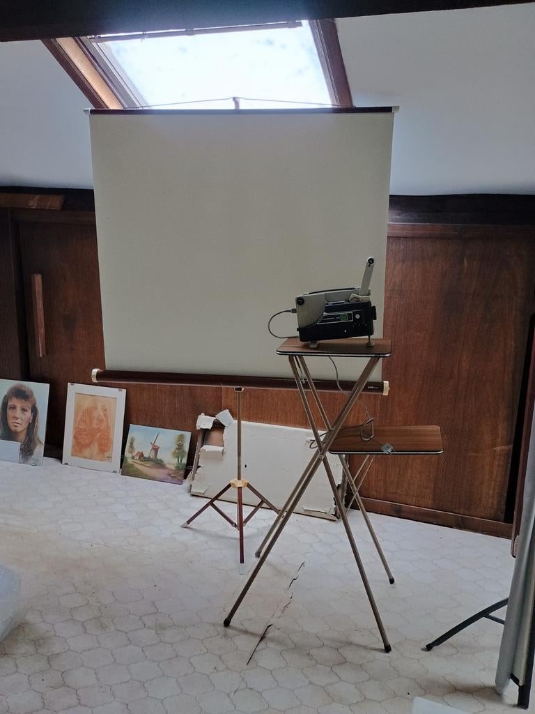 Oude filmprojector Fuji M36 met projectiescherm en stoel, Ophalen
