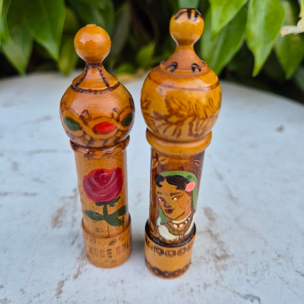 Bulgaarse houten houders voor parfumflesje., Antiek en Kunst, Kunst | Overige Kunst, Ophalen of Verzenden
