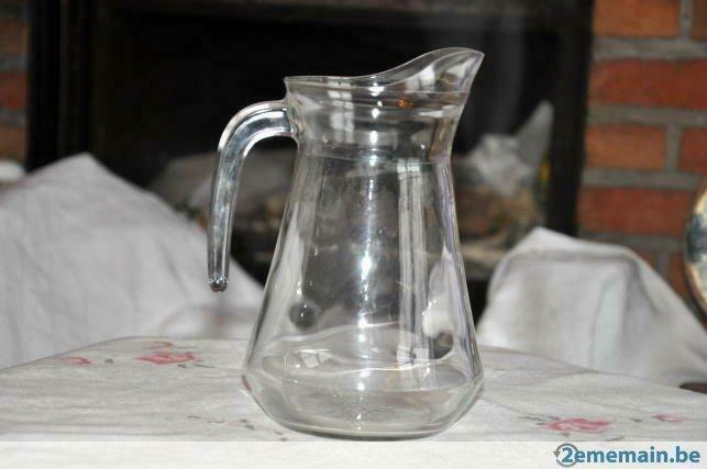 pichet de table pour  boisson  verre blanc