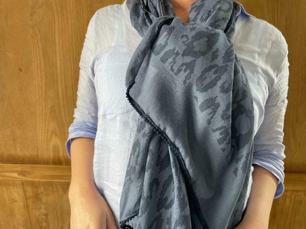 longue écharpe bleue, Taille 38/40 (M), Enlèvement ou Envoi, Comme neuf, Écharpe