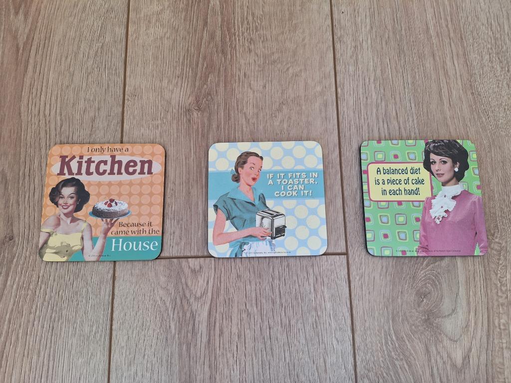 3 viltjes / onderleggers voor glazen met retro dames, Overige materialen, Overige typen, Nieuw, Ophalen of Verzenden