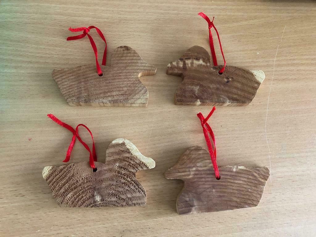 4 houten decoratie eendjes met lint . Eend hout deco lint, Ophalen of Verzenden, Gebruikt