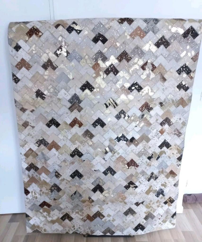 Tapijt 120 x 180 koeienhuid met goudeffect nieuw, Huis en Inrichting, 150 tot 200 cm, Nieuw, Ophalen of Verzenden, Crème