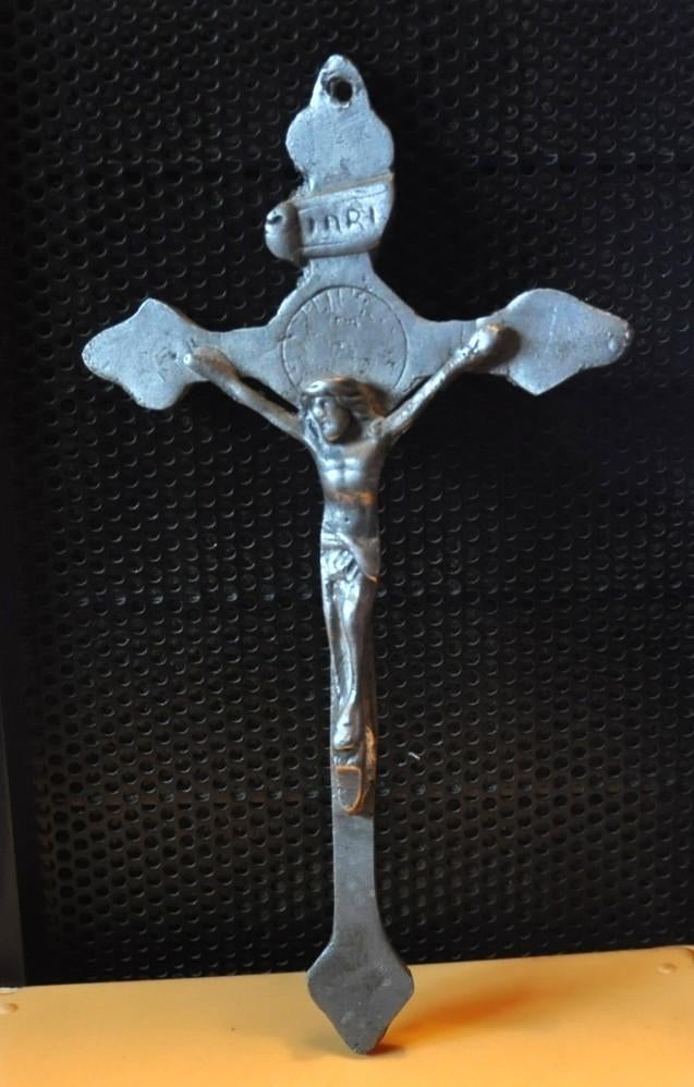 crucifix mural en etain 90%, Antiquités & Art, Antiquités | Objets religieux, Enlèvement ou Envoi