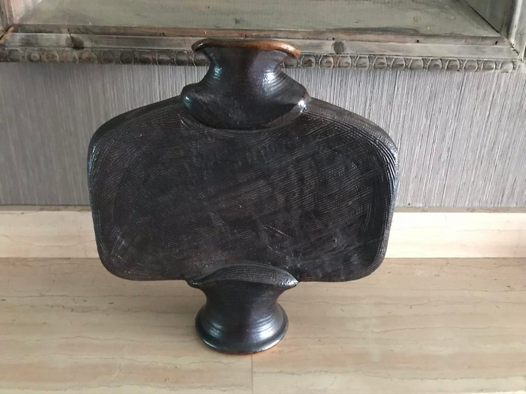 Keramisch kunstwerk in de vorm van een warmwaterkruik., Ophalen of Verzenden