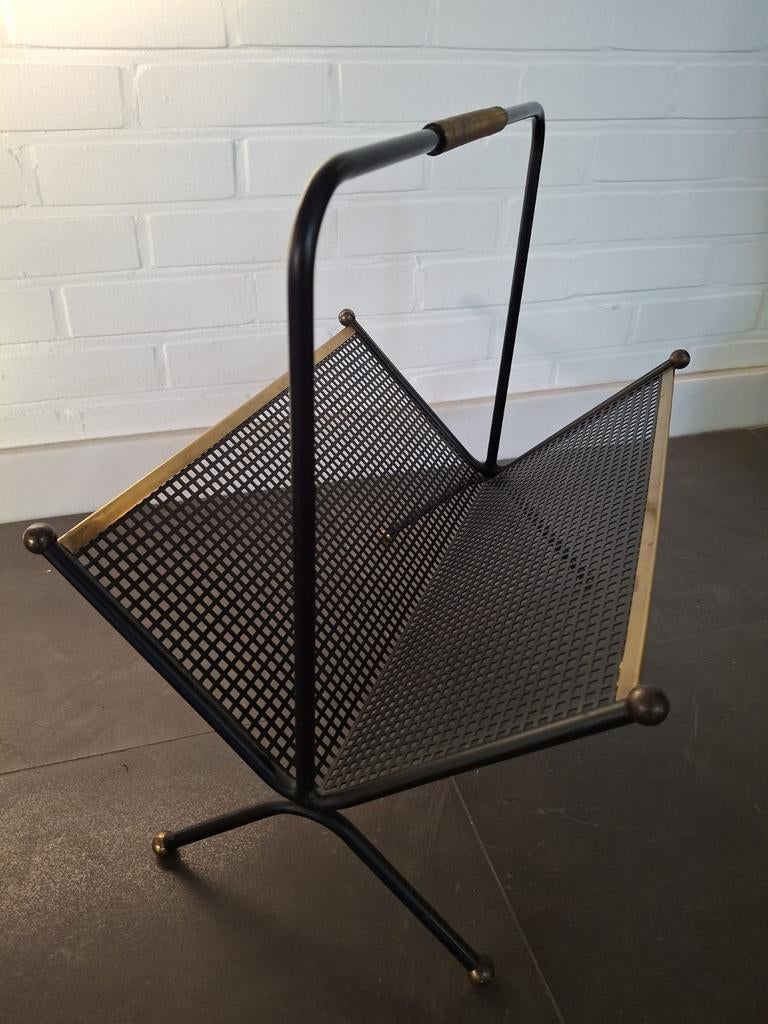 Stijl Matégot. Jaren 50 krantebak magazine metaal en messing, Huis en Inrichting, Woonaccessoires | Krantenbakken en Lectuurbakken