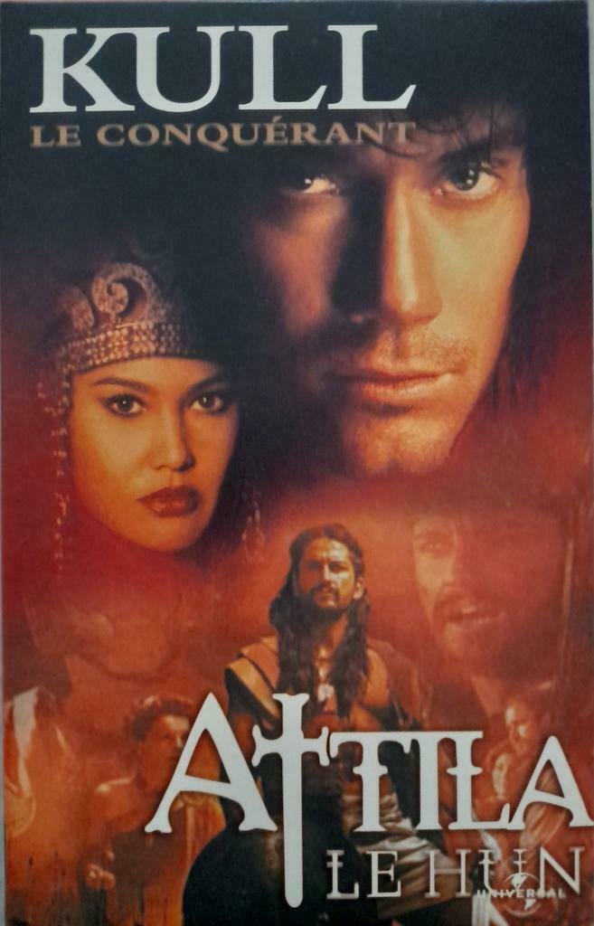 Doos met 2 films VHS: 1. KULL / 2. Attila de Hun, Alle leeftijden, Ophalen of Verzenden, Zo goed als nieuw, Actie en Avontuur