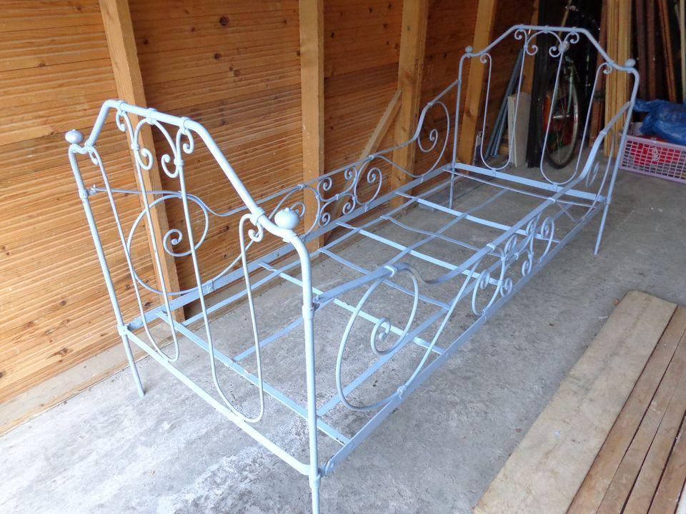 lit ancien en fer, Enlèvement