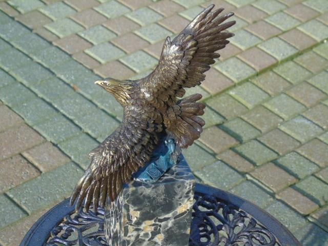 aigle en vol en bronze couleurs signé, MILO, Antiquités & Art, Enlèvement ou Envoi, Bronze