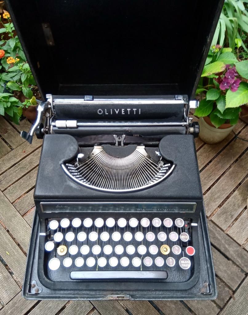 Machine à écrire Olivetti Studio 42, Antiquités & Art, Antiquités | Bureau & Affaires, Enlèvement