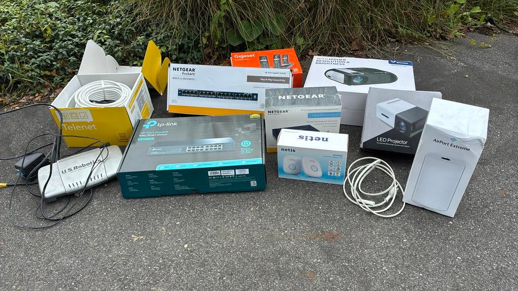 Lot netwerk materiaal, projector, telefonie, Ophalen