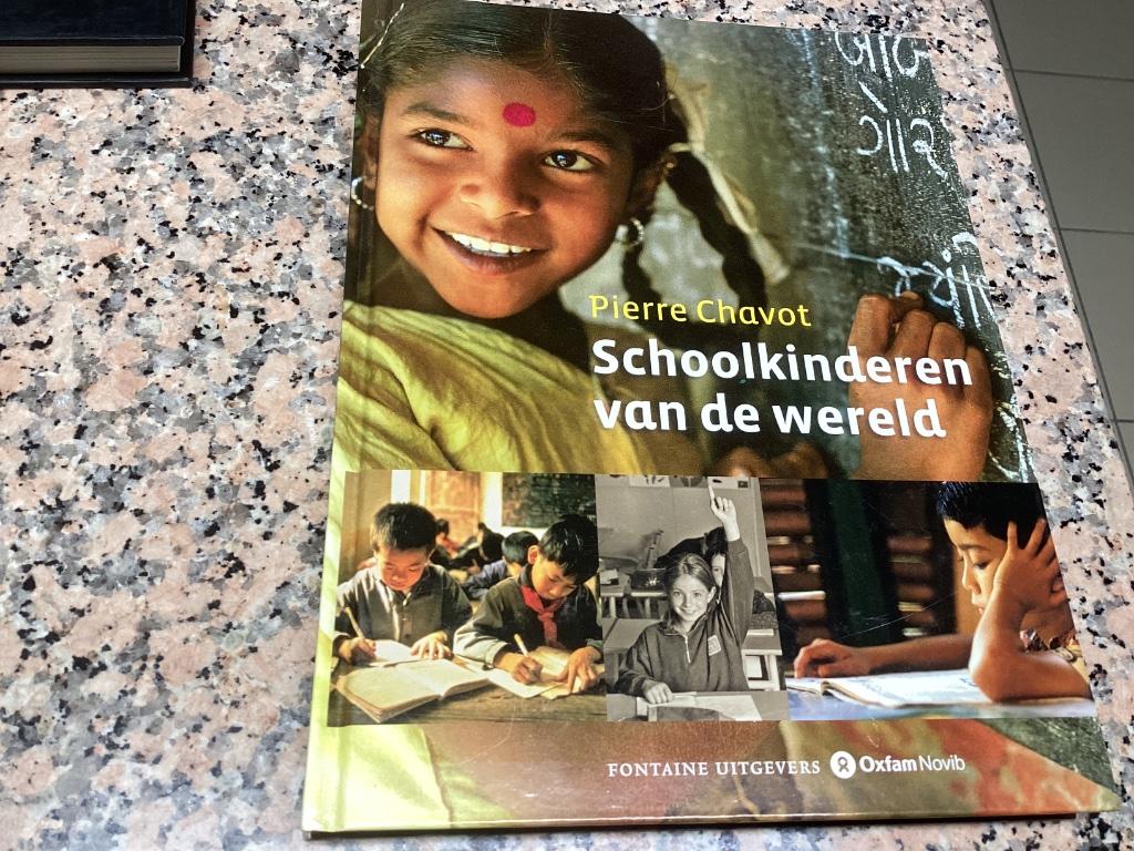 Schoolkinderen van de wereld. Pierre Chavot, Ophalen, Zo goed als nieuw