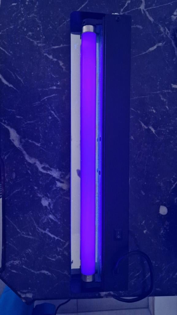 une lampe UV / lumière noire 15W (EHQ Power) avec support., Maison & Meubles, Lampes | Autre, Enlèvement ou Envoi