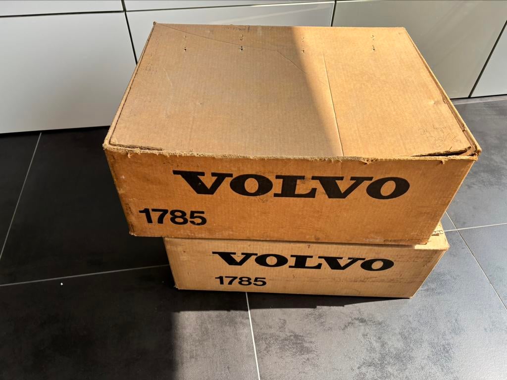 Twee grote stevige kartonnen dozen volvo, Ophalen
