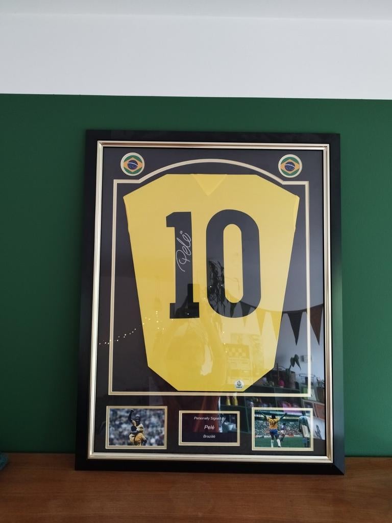 Gesigneerde voetbalshirt van Ronaldo en Pele, Ophalen