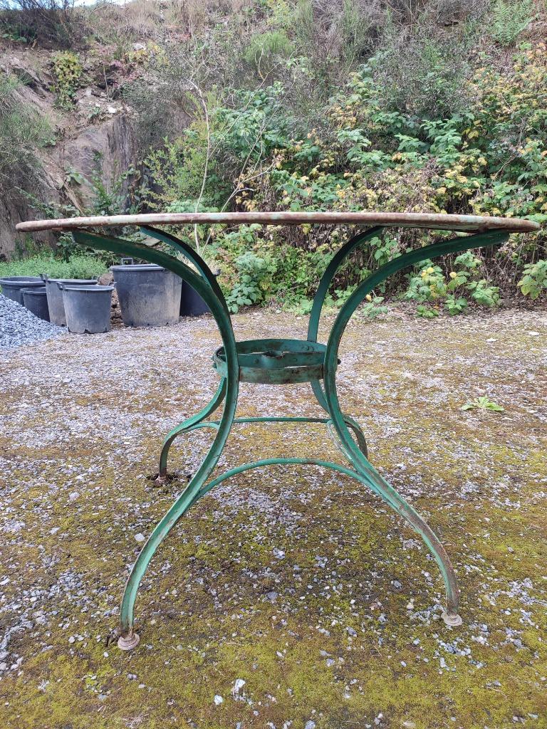 Ancienne table ronde en tôle pour l'extérieur, Enlèvement