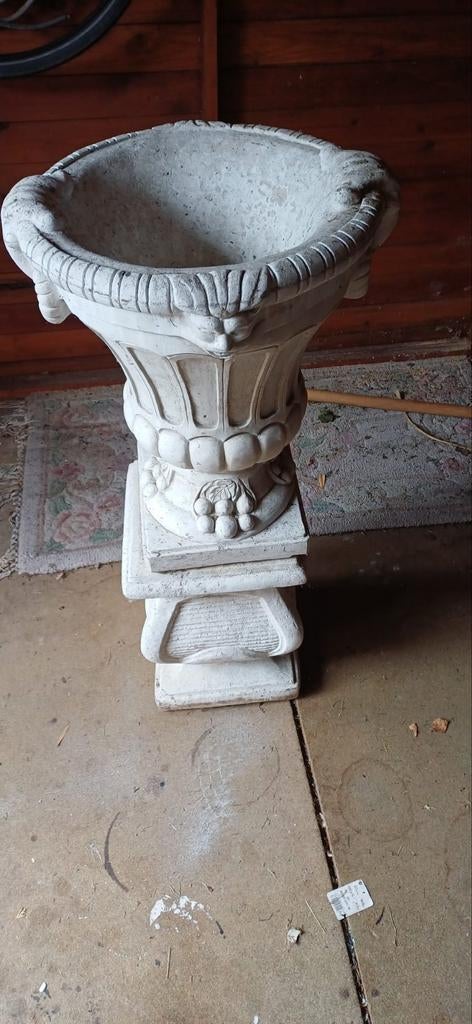 Klassieke plantenbak op sokkel, Ophalen, Gebruikt, Beton, Binnen