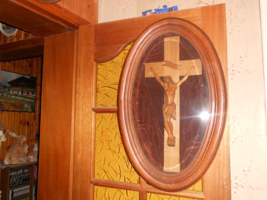 jezus aan kruis in ovalen kast, Enlèvement