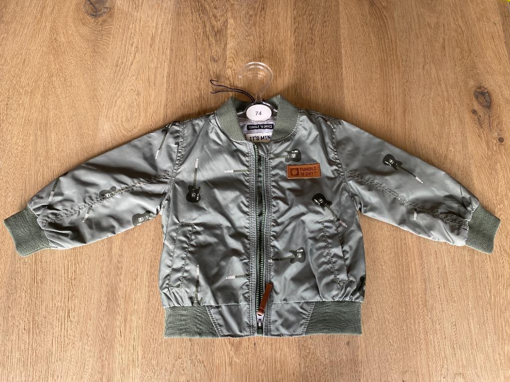 Tumble 'n Dry kaki zomerjas met gitaren maat 74 - NIEUW, Kinderen en Baby's, Tumble 'n Dry, Jongetje of Meisje, Nieuw, Ophalen of Verzenden