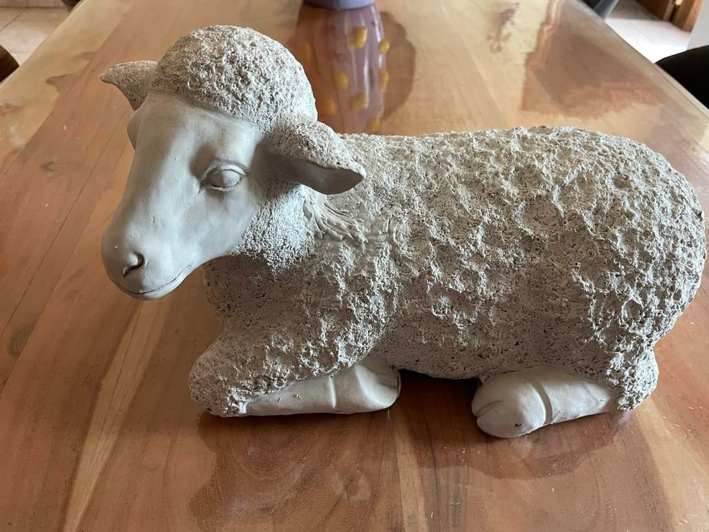 Prachtig lief stenen licht grijs schaap met beschermpootjes, Antiek en Kunst, Ophalen