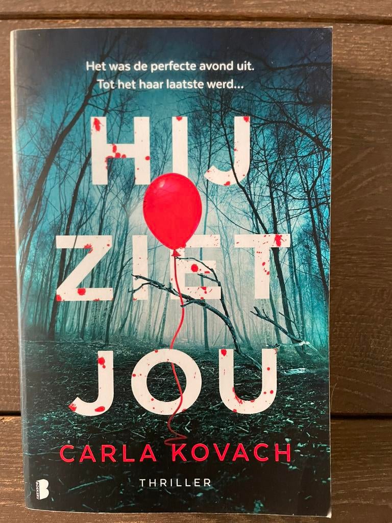 Carla Kovach - Hij ziet jou, Ophalen of Verzenden, Zo goed als nieuw