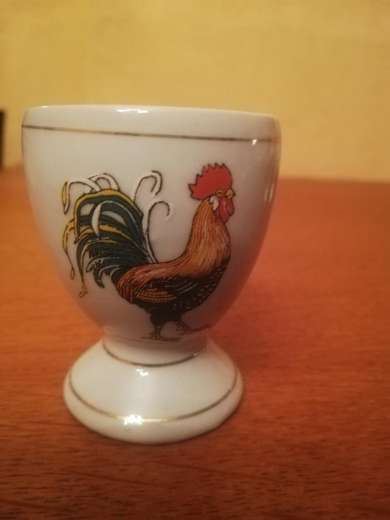 4 coquetiers et une salière en porcelaine, Enlèvement ou Envoi